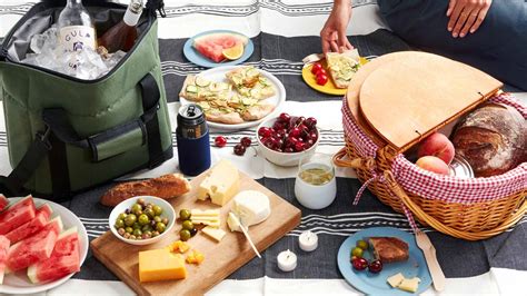 10 of the Best Picnic Accessories .